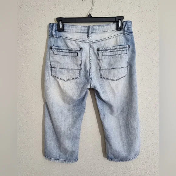 Stylish Light Blue Denim Shorts Size Waist 29. - Picture 4 of 7